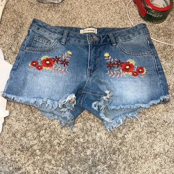 Denim Pimkie Embroidered Frayed Hem Denim Shorts Size Medium?
