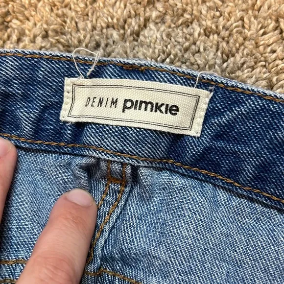 Denim Pimkie Embroidered Frayed Hem Denim Shorts Size Medium?