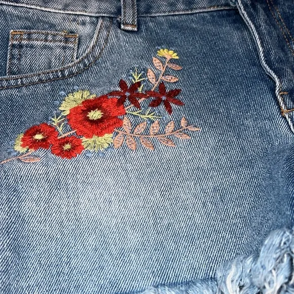 Denim Pimkie Embroidered Frayed Hem Denim Shorts Size Medium?