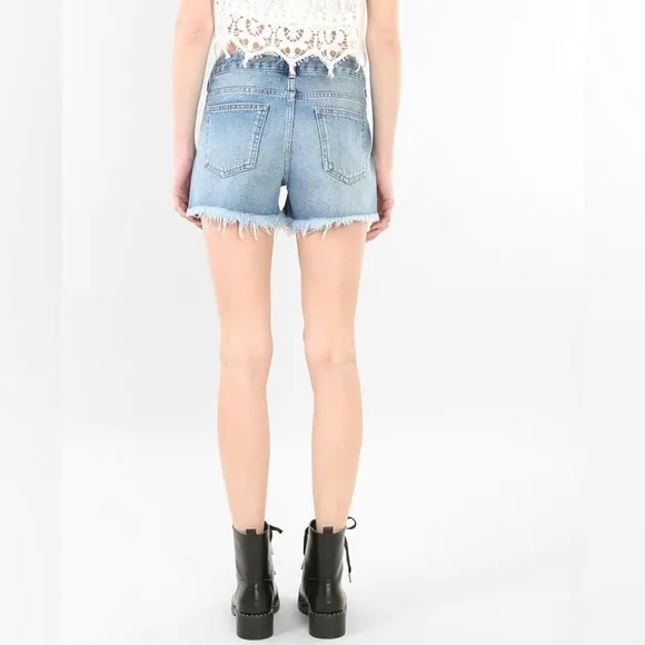 Denim Pimkie Embroidered Frayed Hem Denim Shorts Size Medium?