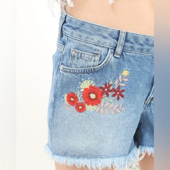 Denim Pimkie Embroidered Frayed Hem Denim Shorts Size Medium?