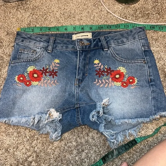 Denim Pimkie Embroidered Frayed Hem Denim Shorts Size Medium?