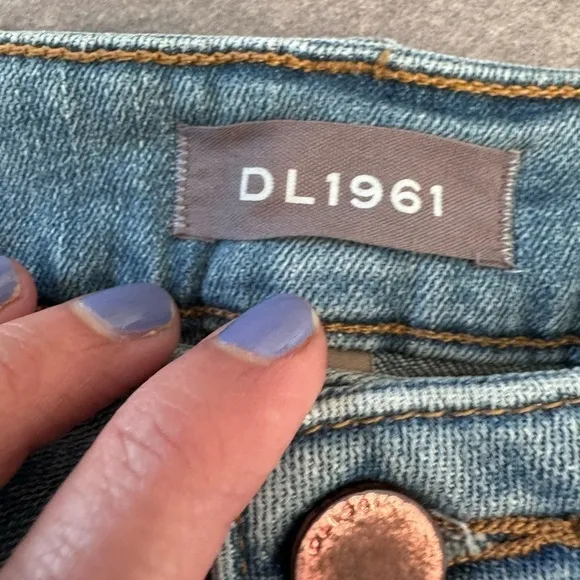 DL1961 NWT  Karlie boyfriend denim distressed gray cutoff shorts size 24