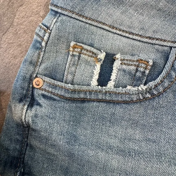 DL1961 NWT  Karlie boyfriend denim distressed gray cutoff shorts size 24