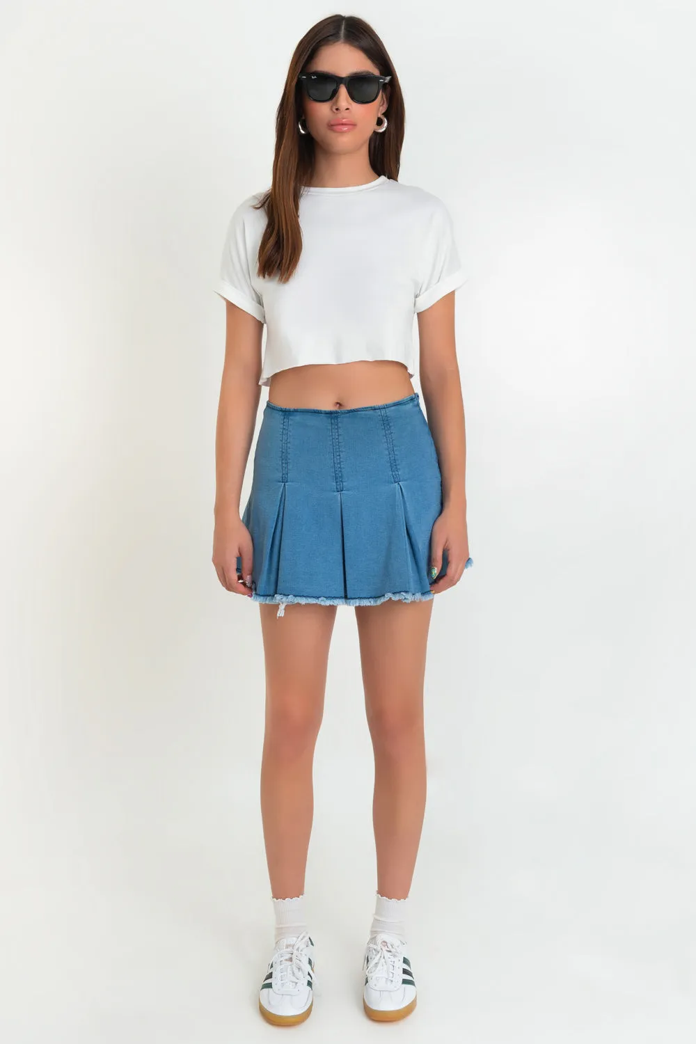 Falda short corto tableado de denim con rotos