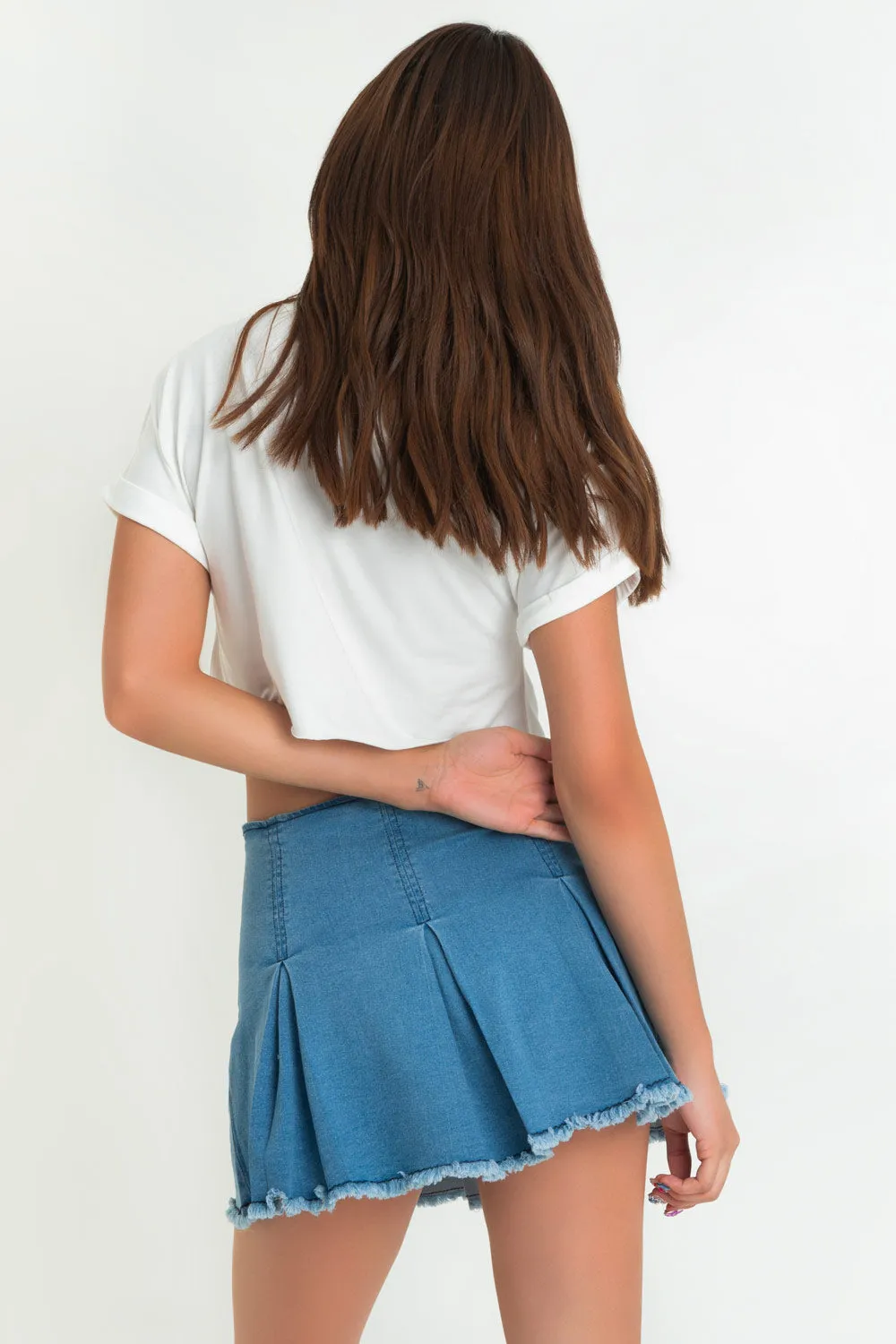 Falda short corto tableado de denim con rotos