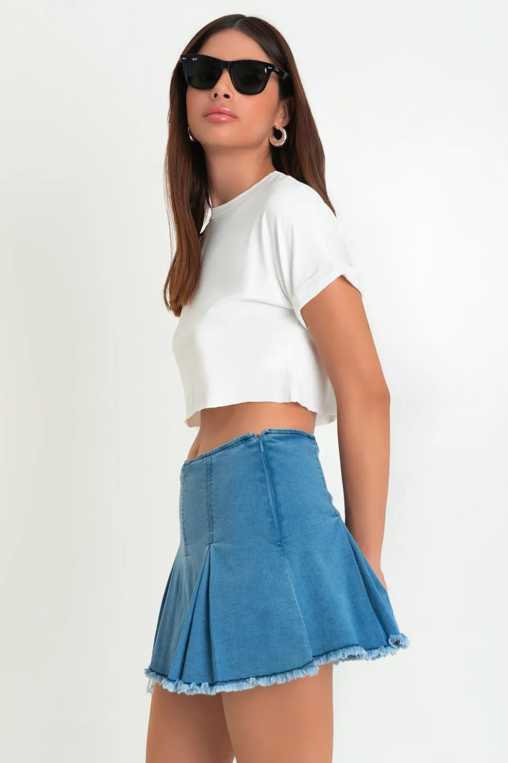 Falda short corto tableado de denim con rotos