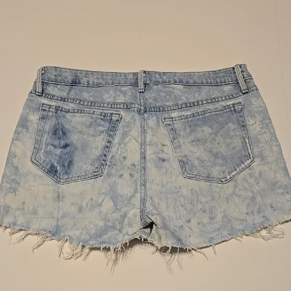 Frame Denim Le Grand Garcon Acid Wash Blue Jean Shorts with Frayed Hem Size 28