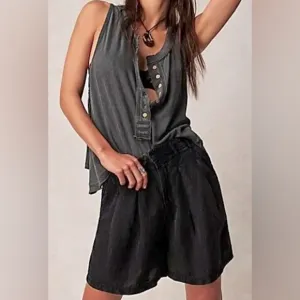 Free People Calla Linen Trouser Shorts in black.  NWT size 6.