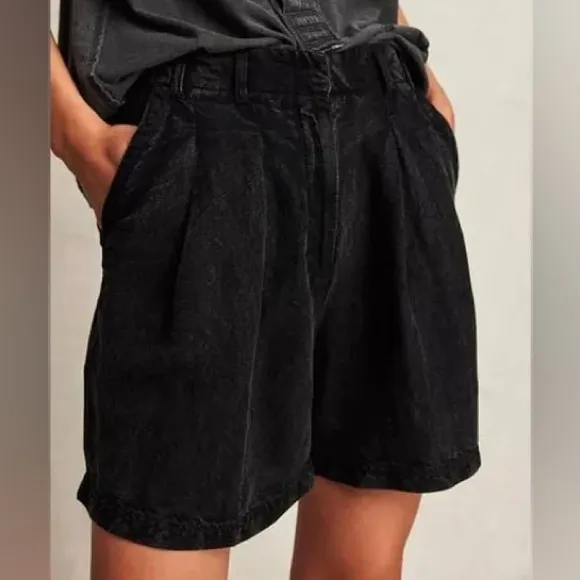 Free People Calla Linen Trouser Shorts in black.  NWT size 6.