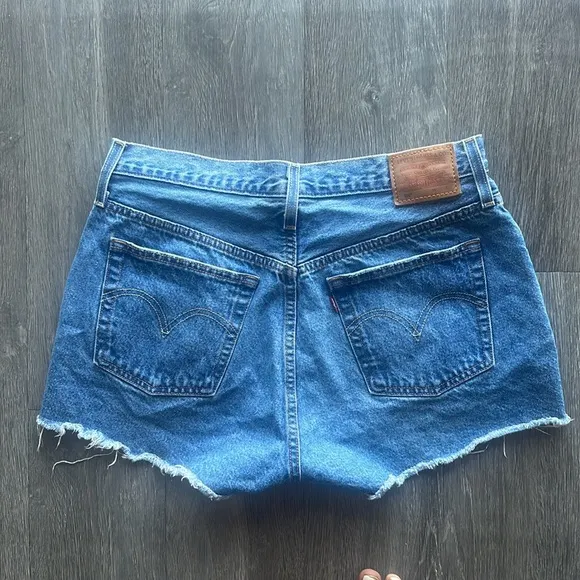 Levi 501 Cut-off Denim Shorts ✧  Size 31