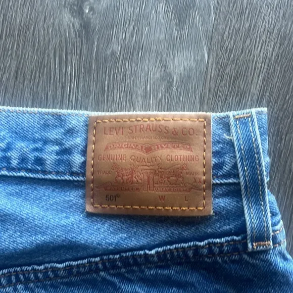 Levi 501 Cut-off Denim Shorts ✧  Size 31