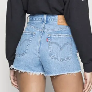 Levi's Ribcage Jean Denim Shorts in Bernal Medium Stonewash