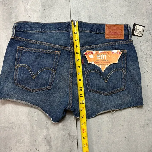 NEW LEVI'S 501 Denim Jean Shorts‎ Womens Button Fly Hem Fray Medium Wash Size 30
