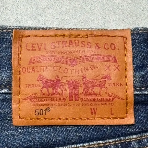 NEW LEVI'S 501 Denim Jean Shorts‎ Womens Button Fly Hem Fray Medium Wash Size 30