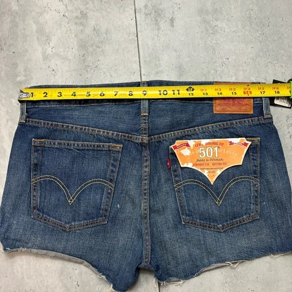 NEW LEVI'S 501 Denim Jean Shorts‎ Womens Button Fly Hem Fray Medium Wash Size 30