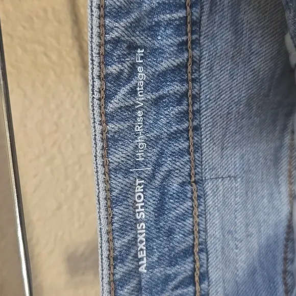 NWT AG Alexxis Denim Shorts in Size 28