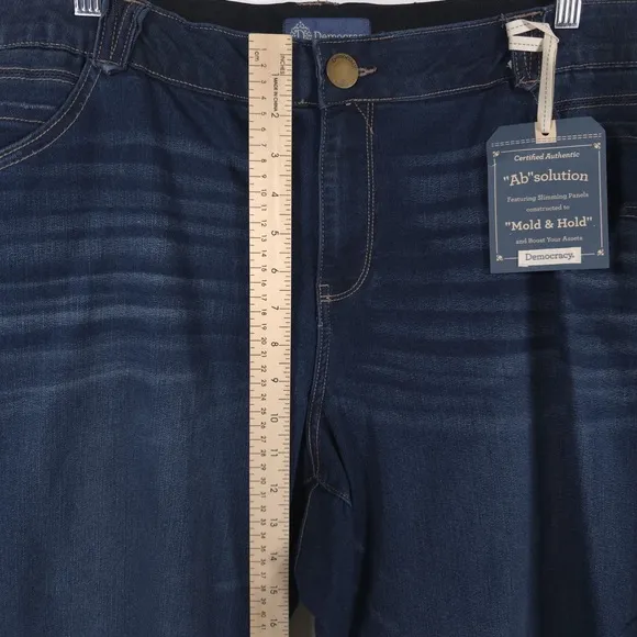 NWT DEMOCRACY Ab Solution CORE ESSENTIAL Denim Jean Shorts Mold &amp; Hold Size 24W