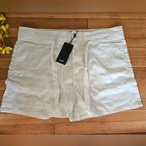 NWT Hudson Paper Bag Waist Twill Shorts, Egret, Size 33