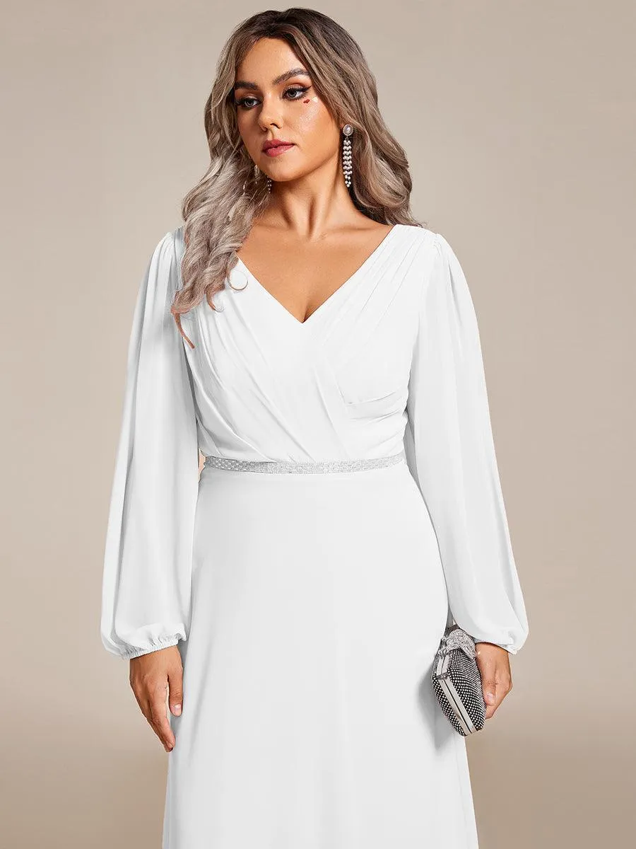Robe de mère de la mariée en mousseline plissée à col en V et ceinture brillante
