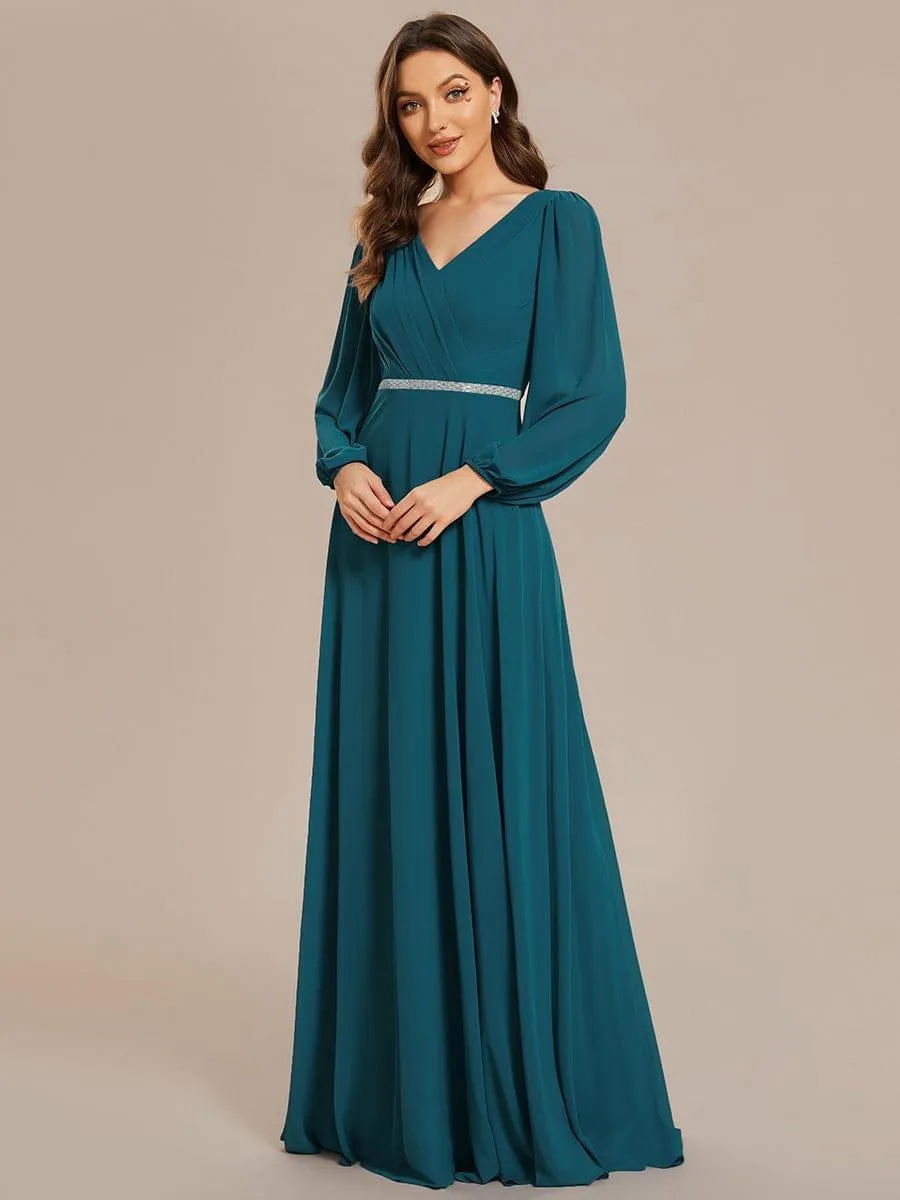 Robe de mère de la mariée en mousseline plissée à col en V et ceinture brillante