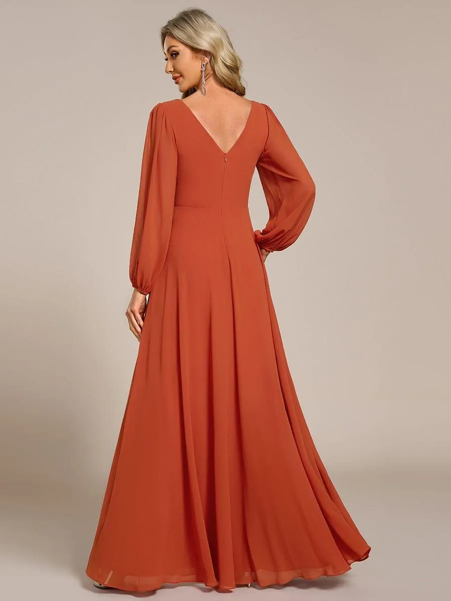Robe de mère de la mariée en mousseline plissée à col en V et ceinture brillante