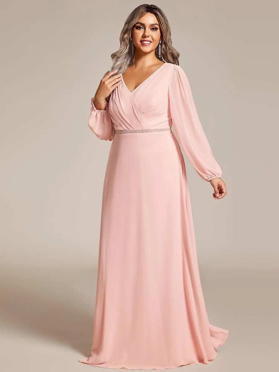 Robe de mère de la mariée en mousseline plissée à col en V et ceinture brillante