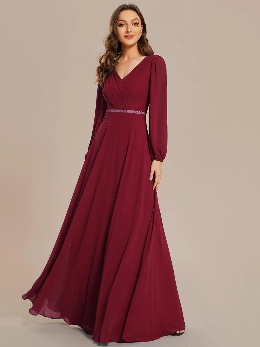 Robe de mère de la mariée en mousseline plissée à col en V et ceinture brillante