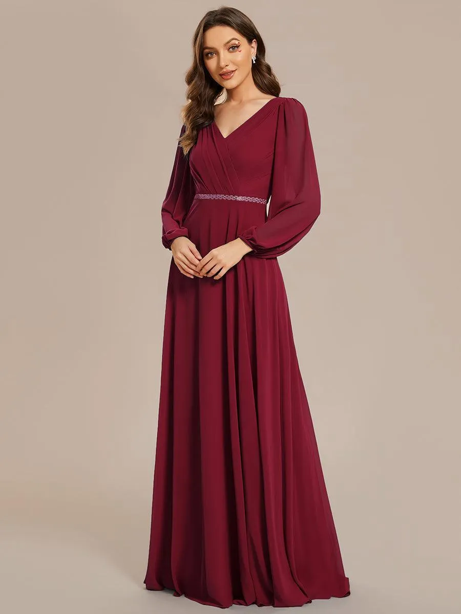 Robe de mère de la mariée en mousseline plissée à col en V et ceinture brillante