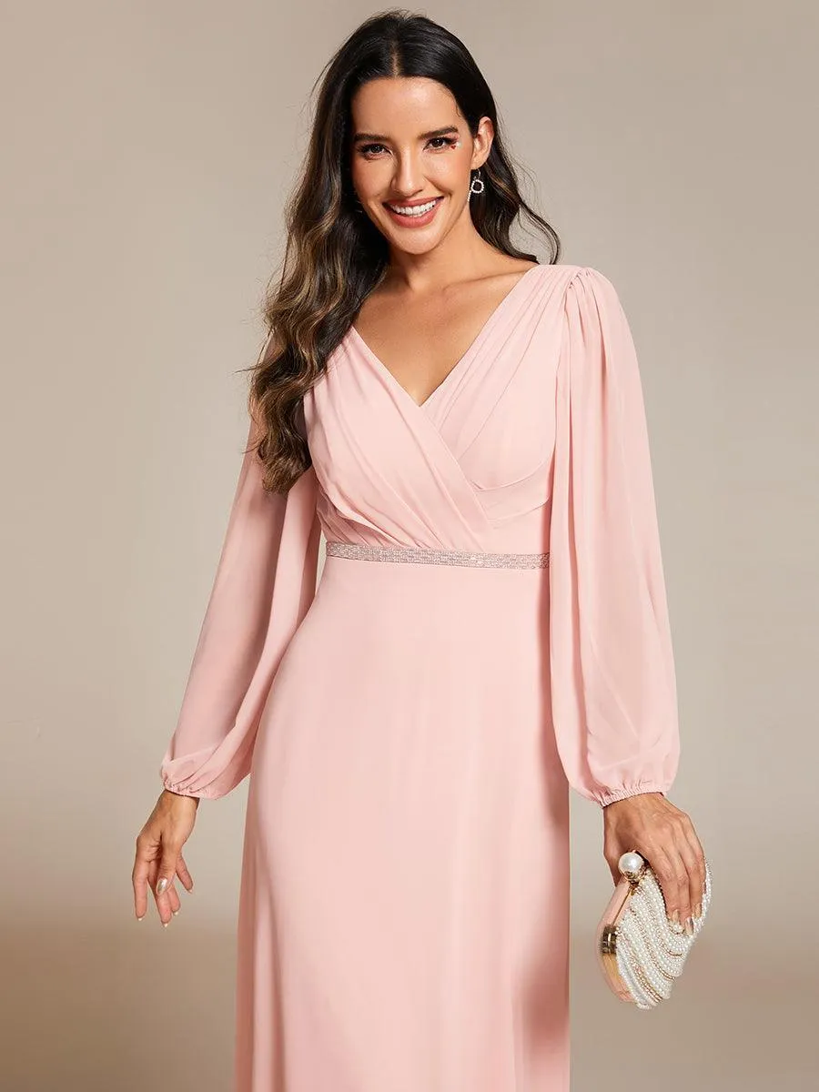 Robe de mère de la mariée en mousseline plissée à col en V et ceinture brillante