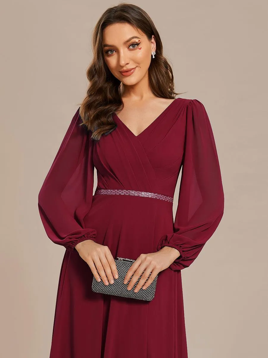 Robe de mère de la mariée en mousseline plissée à col en V et ceinture brillante