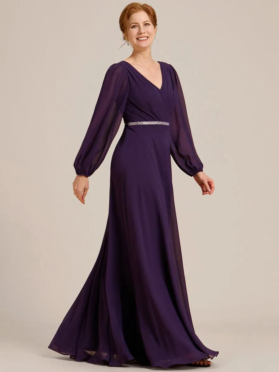 Robe de mère de la mariée en mousseline plissée à col en V et ceinture brillante