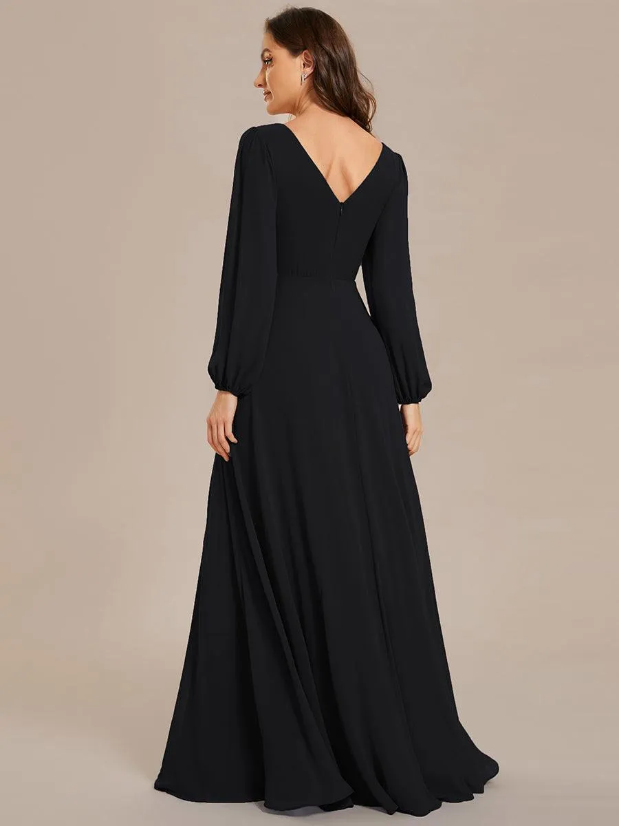 Robe de mère de la mariée en mousseline plissée à col en V et ceinture brillante
