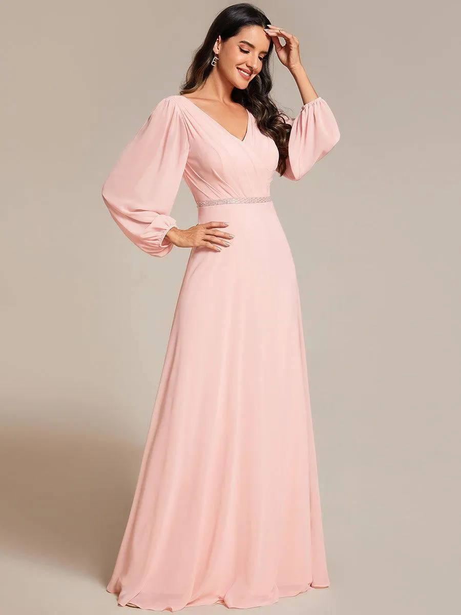 Robe de mère de la mariée en mousseline plissée à col en V et ceinture brillante