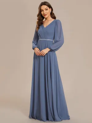 Robe de mère de la mariée en mousseline plissée à col en V et ceinture brillante