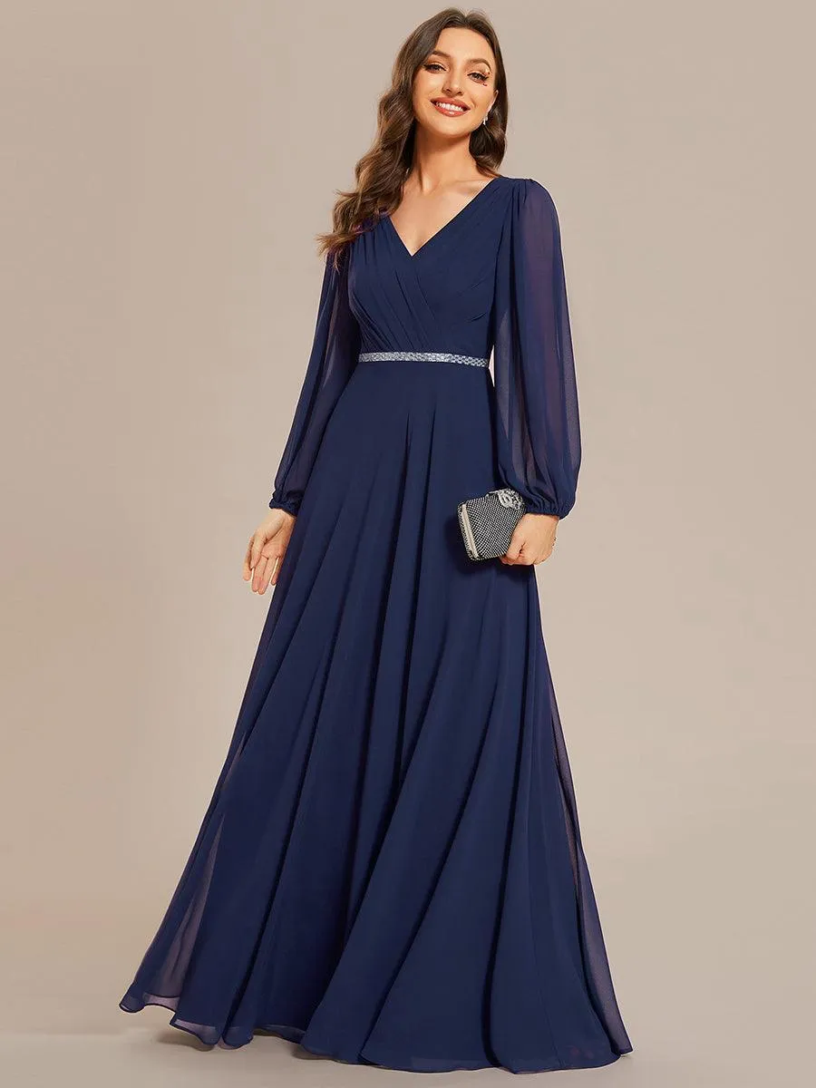 Robe de mère de la mariée en mousseline plissée à col en V et ceinture brillante