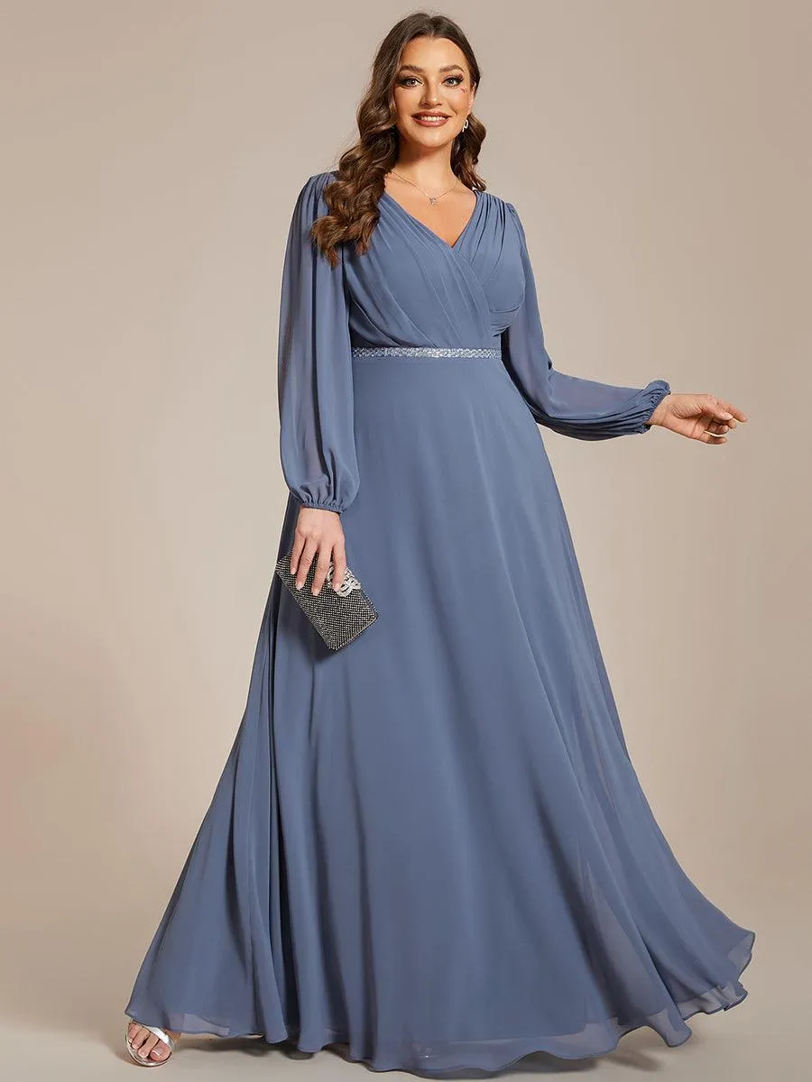 Robe de mère de la mariée en mousseline plissée à col en V et ceinture brillante