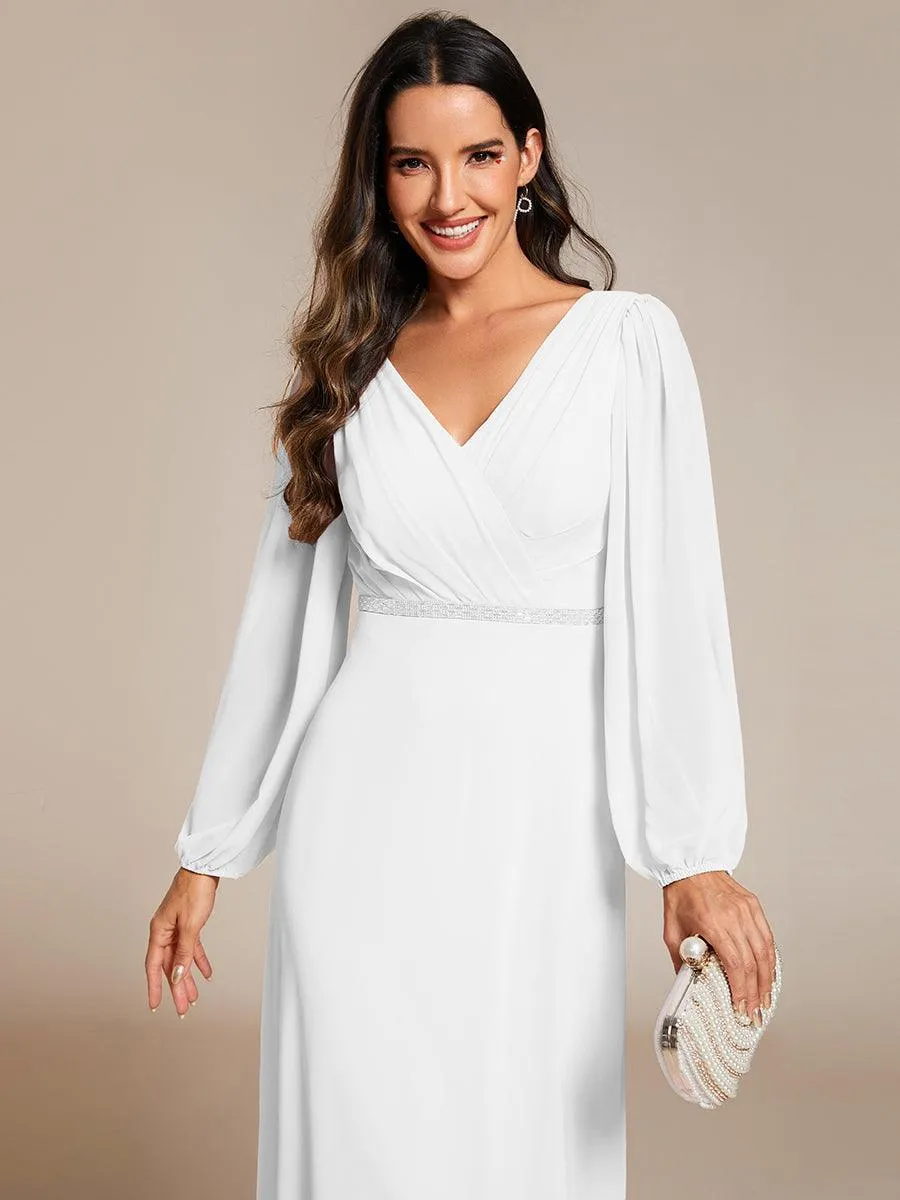 Robe de mère de la mariée en mousseline plissée à col en V et ceinture brillante