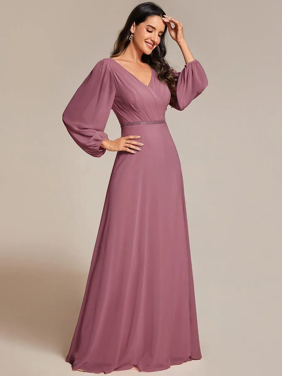 Robe de mère de la mariée en mousseline plissée à col en V et ceinture brillante