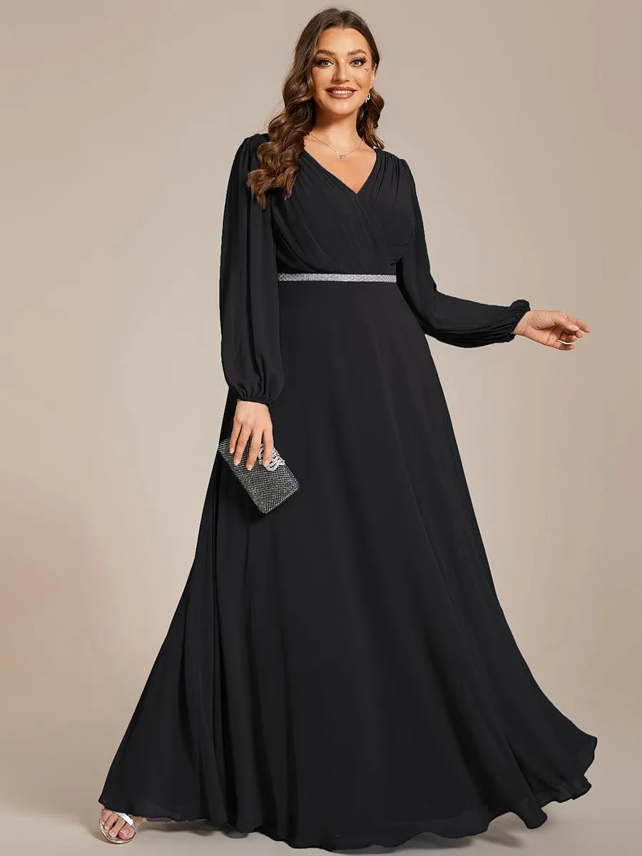 Robe de mère de la mariée en mousseline plissée à col en V et ceinture brillante
