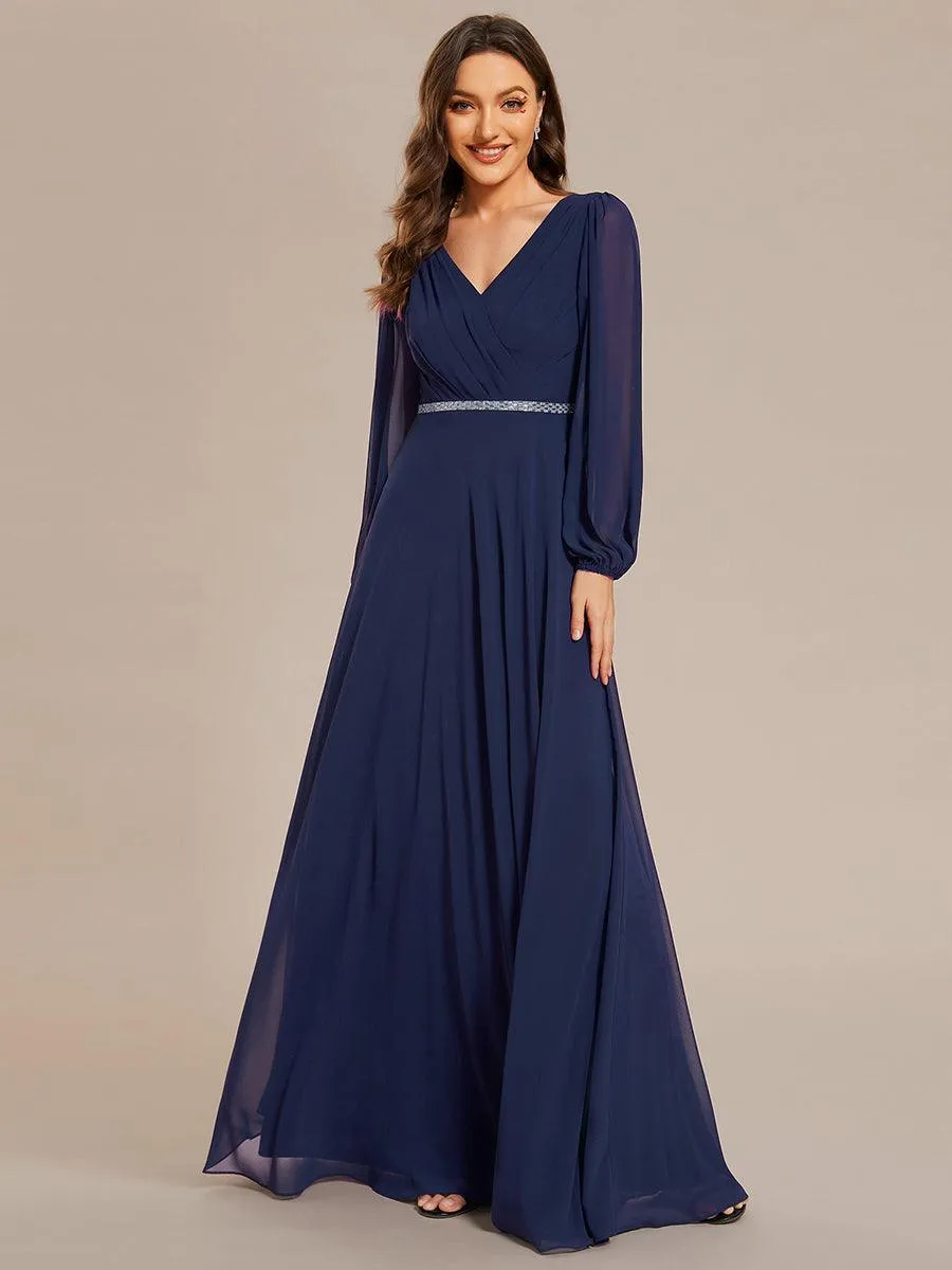 Robe de mère de la mariée en mousseline plissée à col en V et ceinture brillante