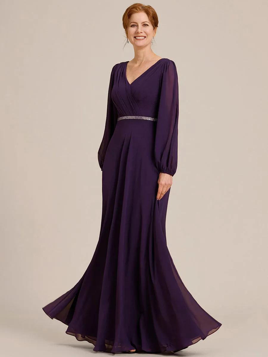 Robe de mère de la mariée en mousseline plissée à col en V et ceinture brillante