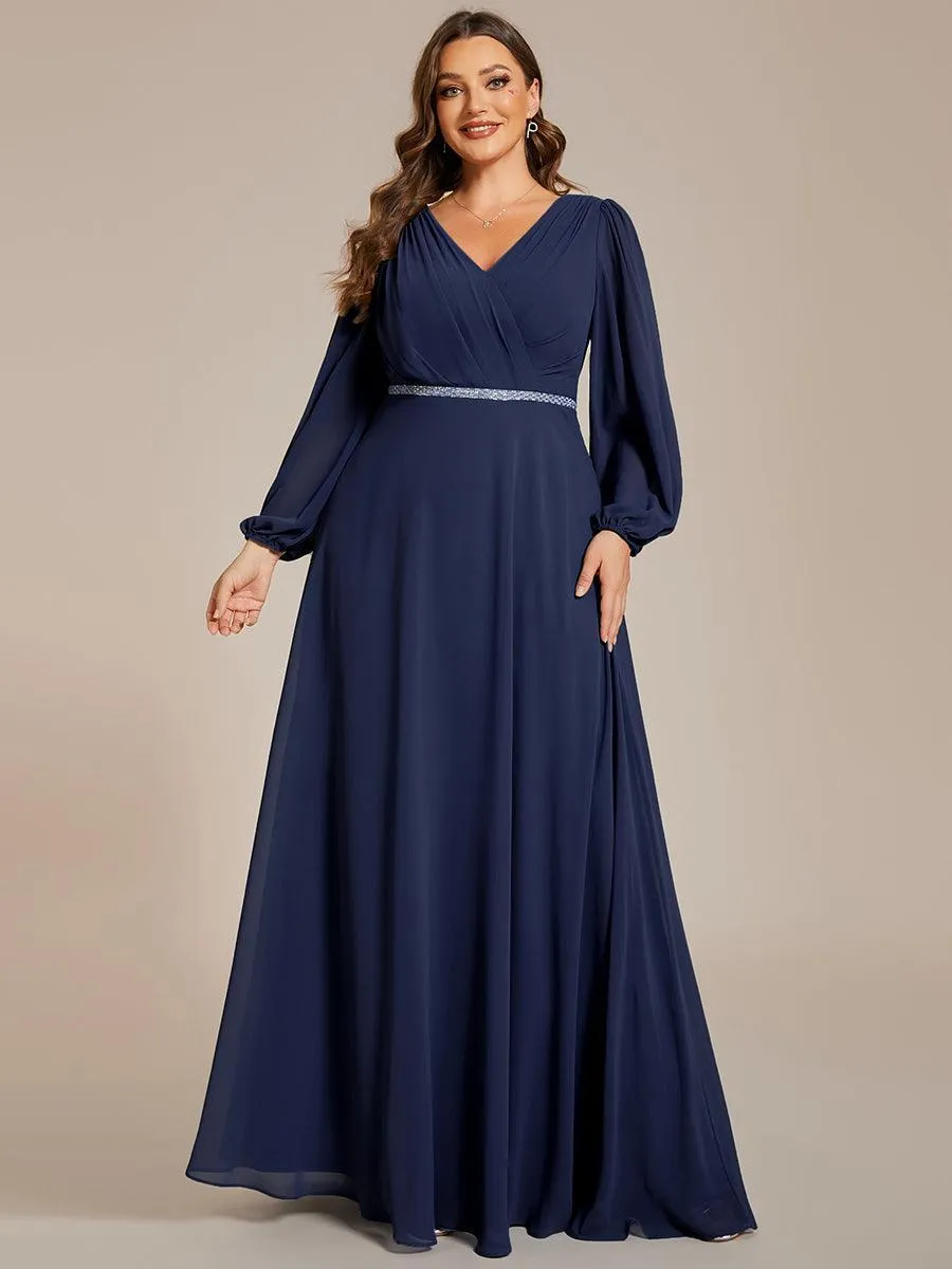 Robe de mère de la mariée en mousseline plissée à col en V et ceinture brillante