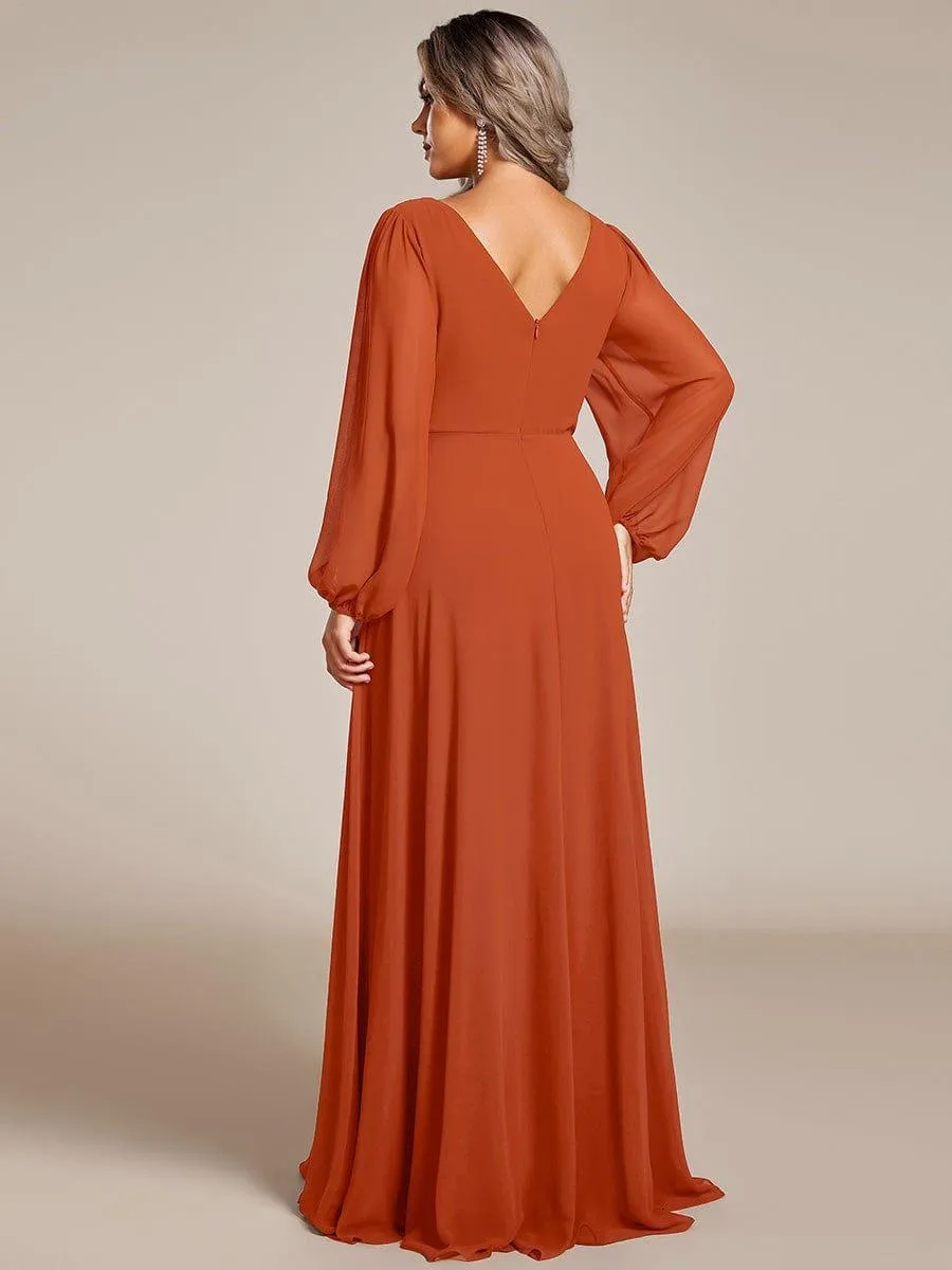 Robe de mère de la mariée en mousseline plissée à col en V et ceinture brillante