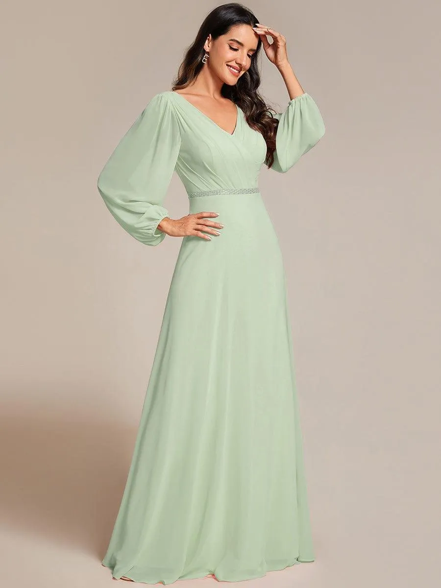 Robe de mère de la mariée en mousseline plissée à col en V et ceinture brillante