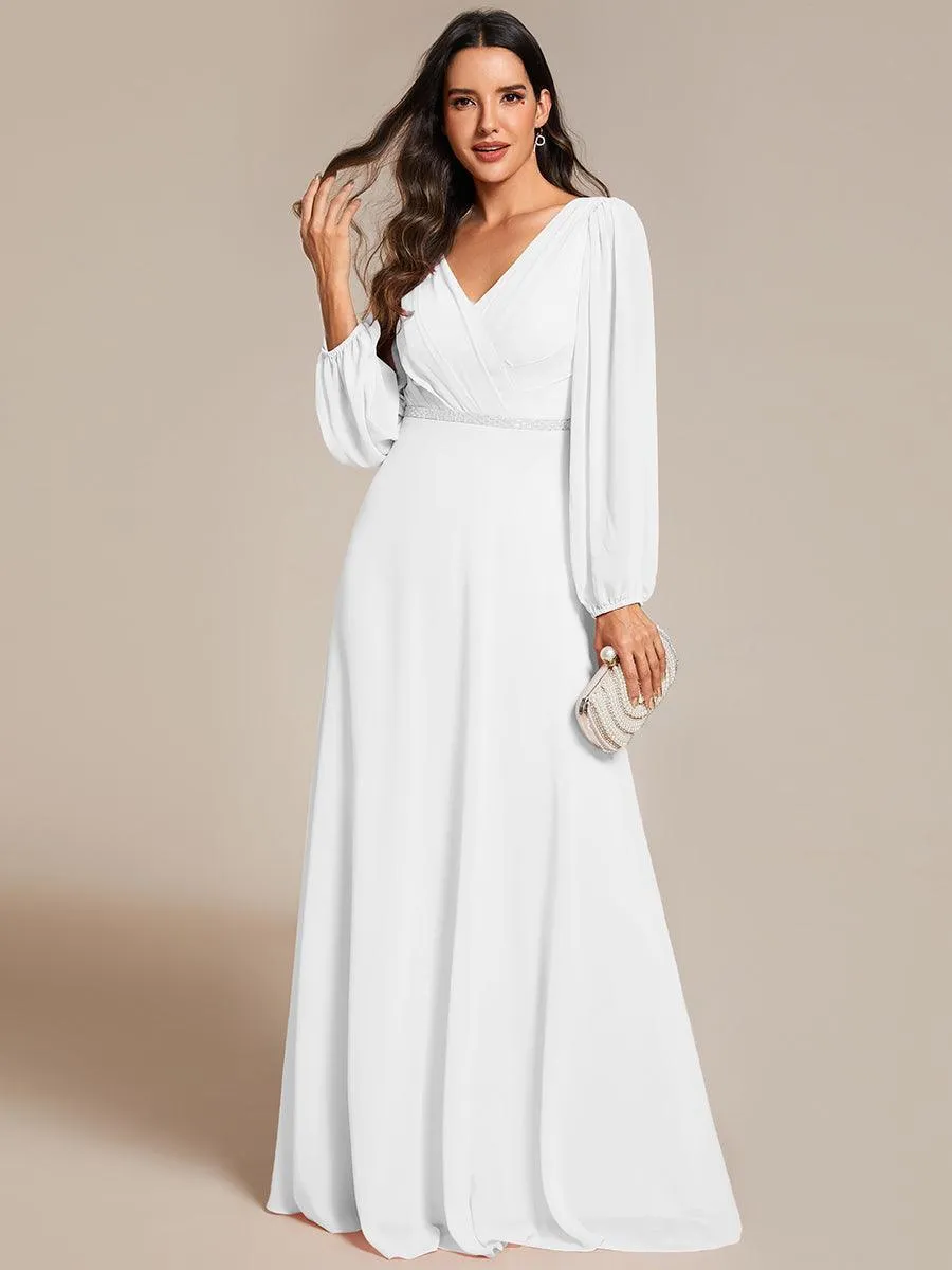Robe de mère de la mariée en mousseline plissée à col en V et ceinture brillante