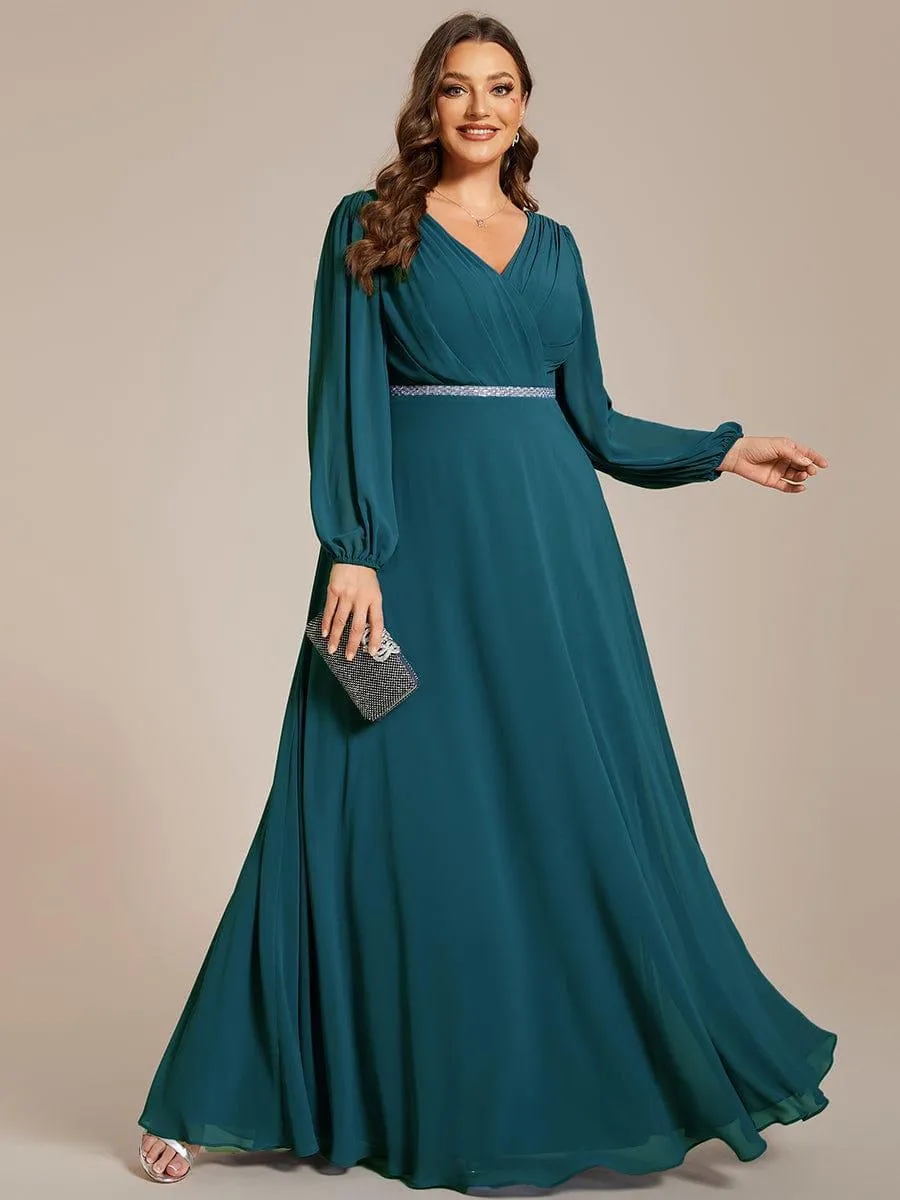Robe de mère de la mariée en mousseline plissée à col en V et ceinture brillante