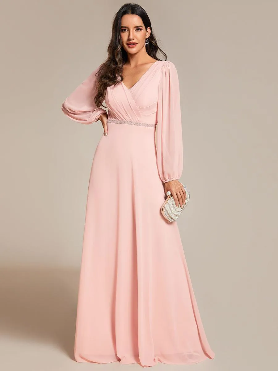 Robe de mère de la mariée en mousseline plissée à col en V et ceinture brillante