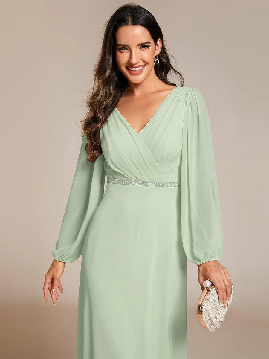 Robe de mère de la mariée en mousseline plissée à col en V et ceinture brillante