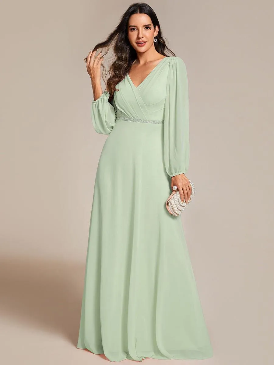 Robe de mère de la mariée en mousseline plissée à col en V et ceinture brillante